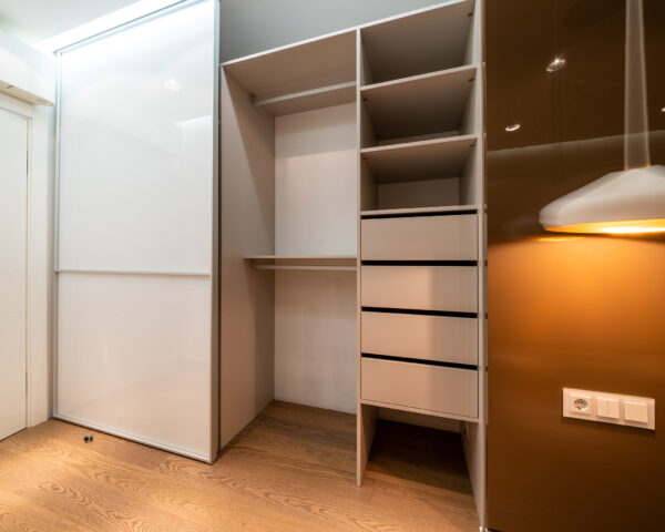Walk-in-closet